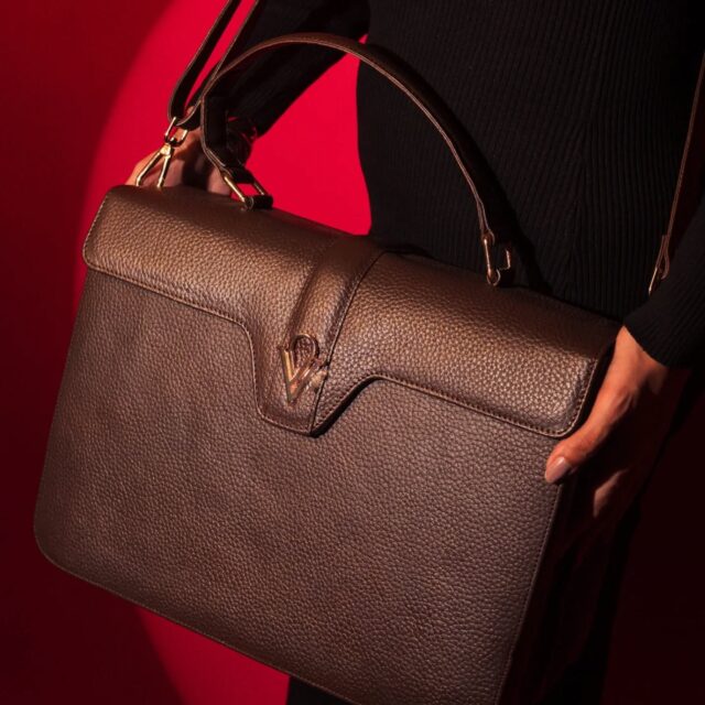 Meet the Donna Tote — crafted in genuine premium leather for women who mean business.
#premiumquality#veloriavault#indianbrand#workbag#elegantstyle