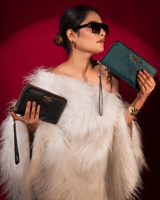 Your cards, your cash, your chaos — all held together in the most gorgeous way. 💳✨
Isabella wallet, genuine leather, made for the woman who does it all.🖤⭐
#VeloriaVaultbags#wallets#womensaccesories#genuineleather#designerwallet