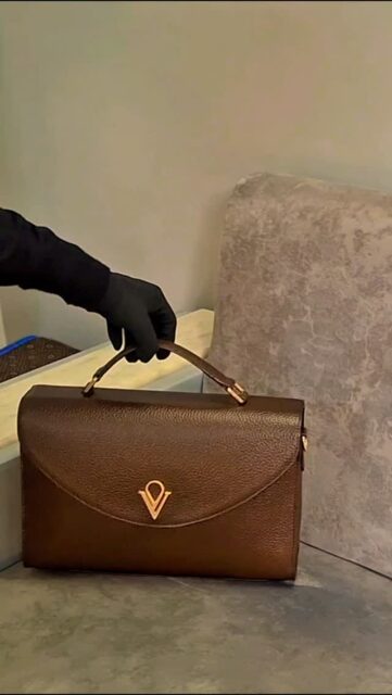 Spacious. Stylish. Stunning elegance is not about being noticed, it's about being remembered — just like this bag.
#genuineleather#luxurylifestyle#satchel#veloriavault